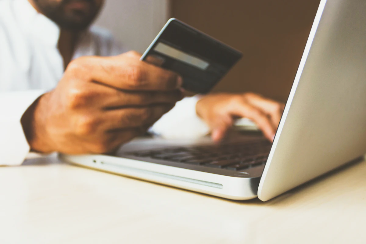 Cliente pesquisando produto no celular antes de comprar
