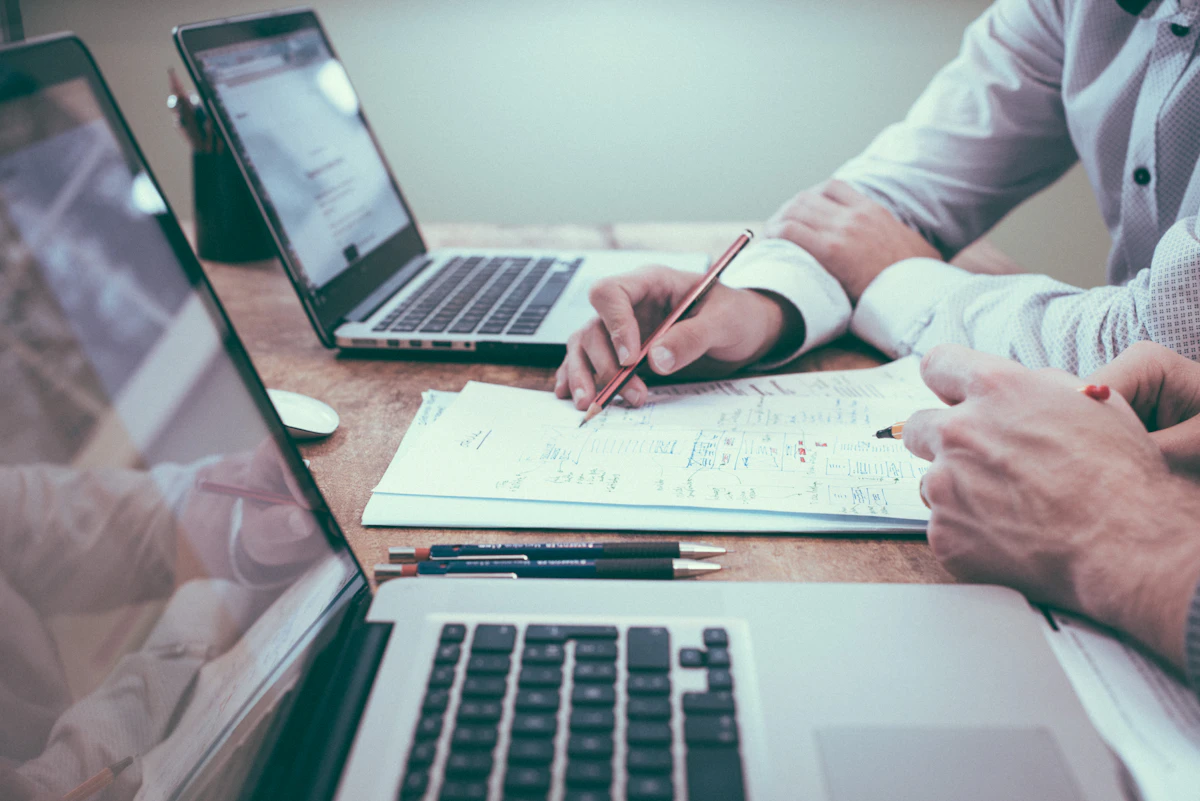 Dono de pequeno negócio planejando estratégia de marketing digital