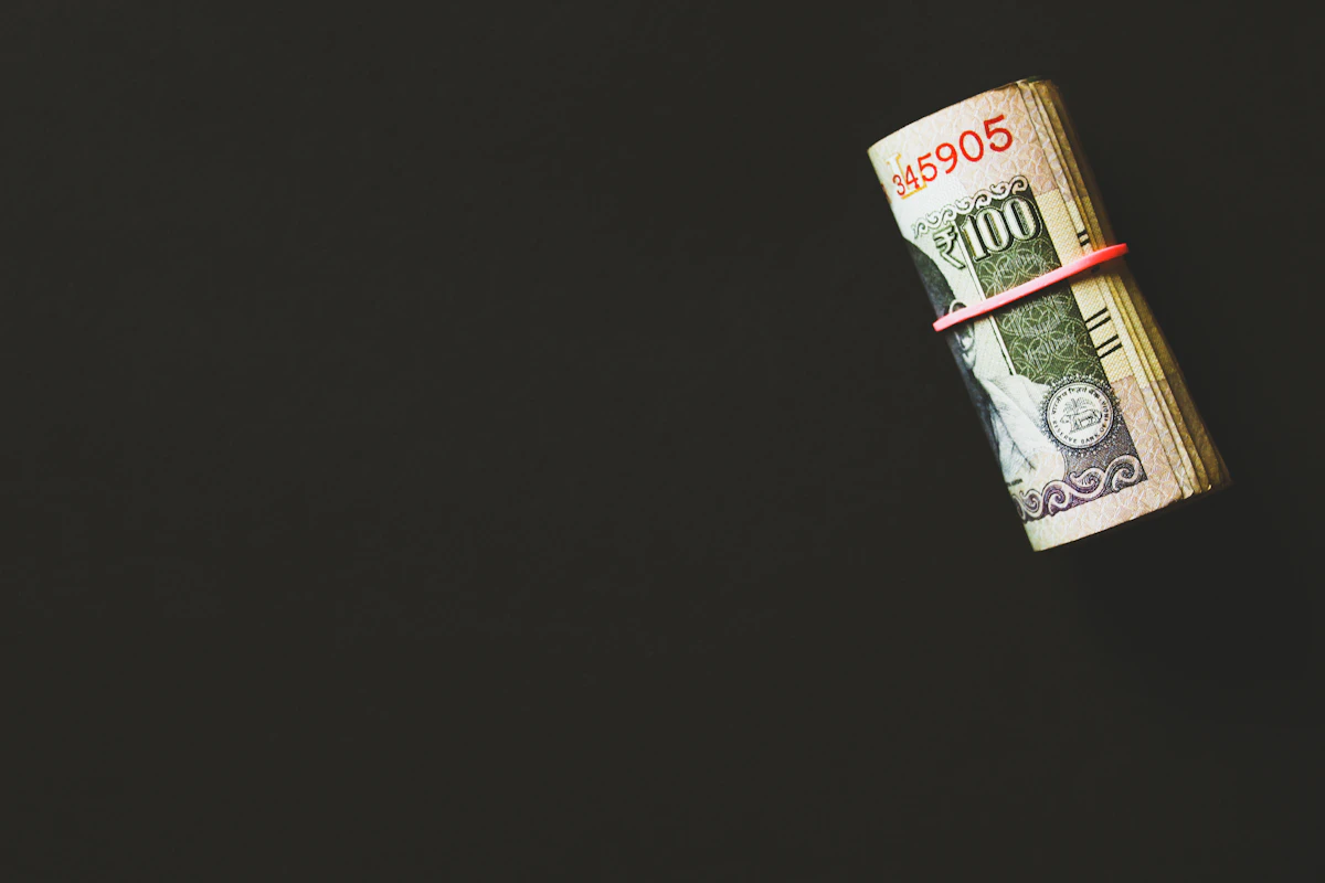 Empreendedor analisando proposta de agência de marketing digital