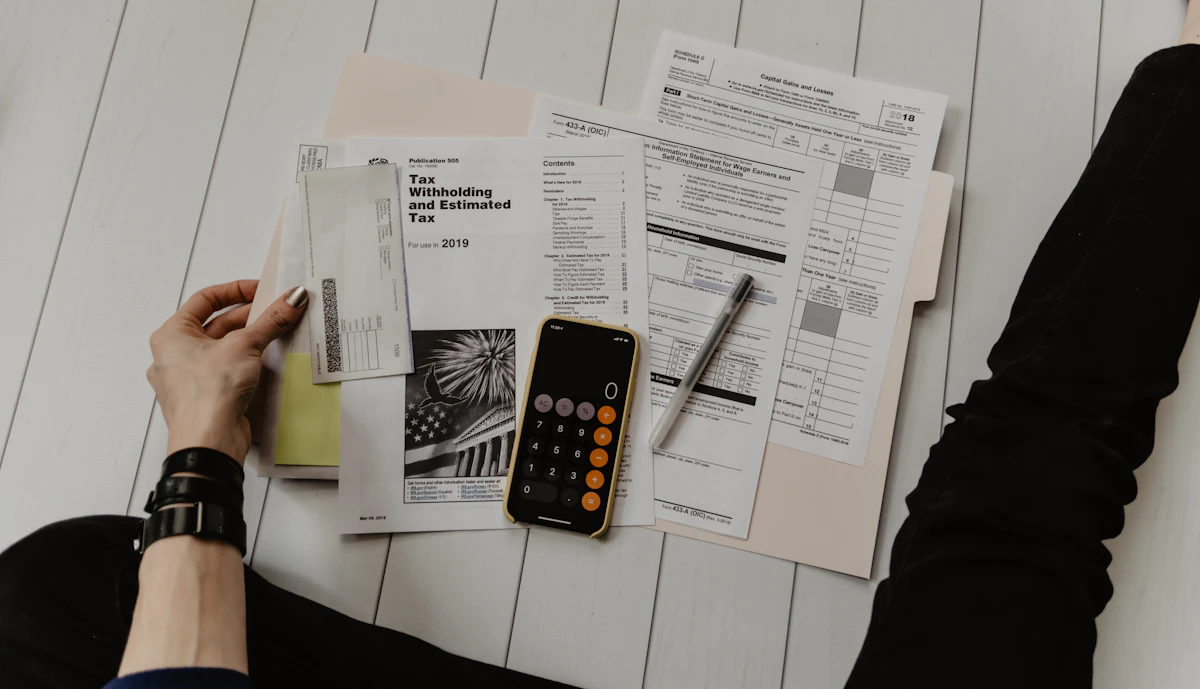 Médico analisando investimento em marketing digital com calculadora