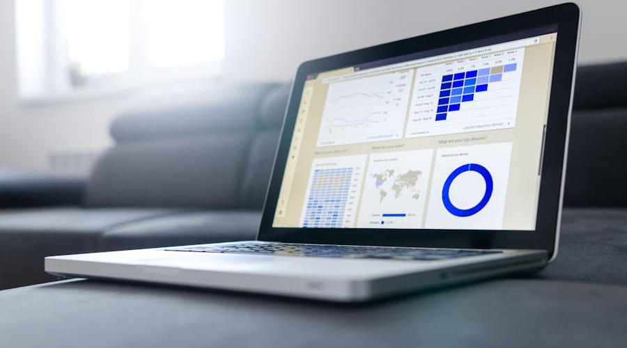 Empresário de Guarulhos analisando resultados de Google Ads no computador
