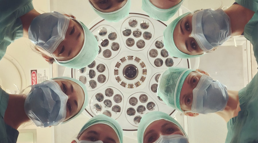 Médico utilizando marketing digital para atrair pacientes