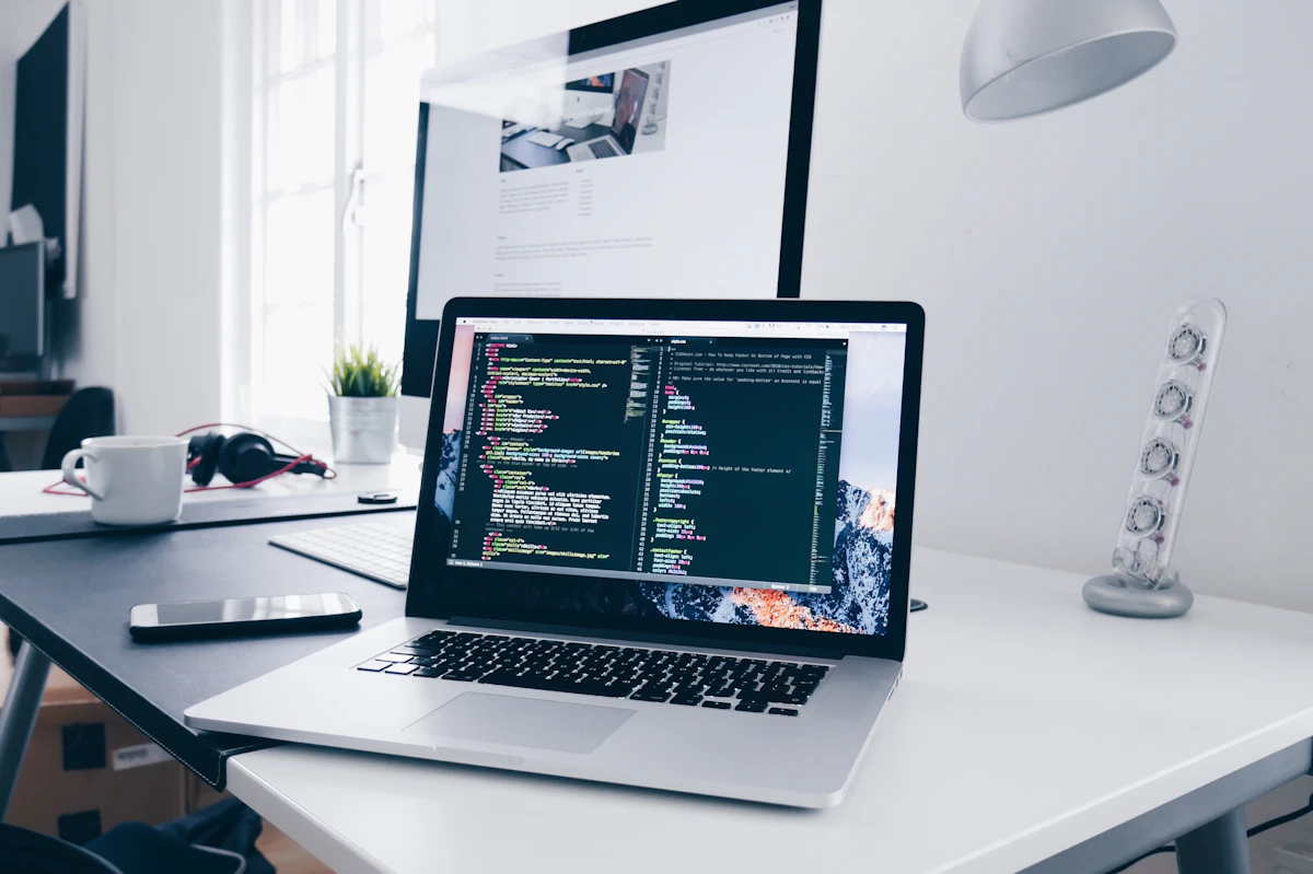 Notebook com site de clínica aberto sobre mesa de trabalho