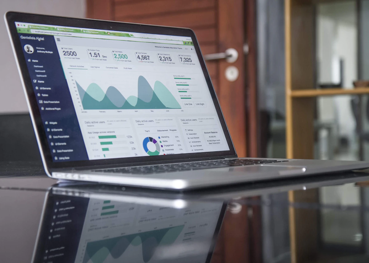 Empreendedora de pequeno negócio verificando site em notebook