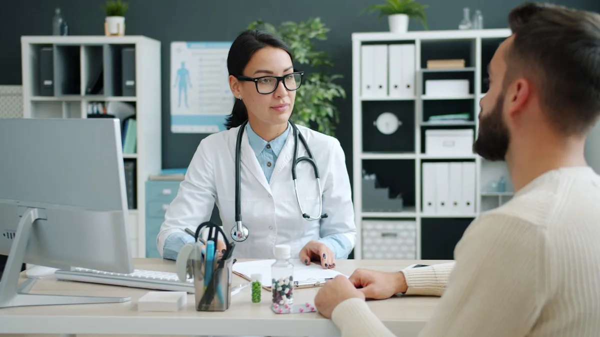 Médica em consulta com paciente na clínica