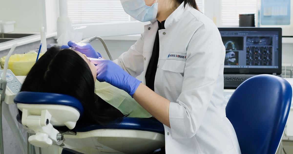 Profissional de saúde atendendo paciente em consultório