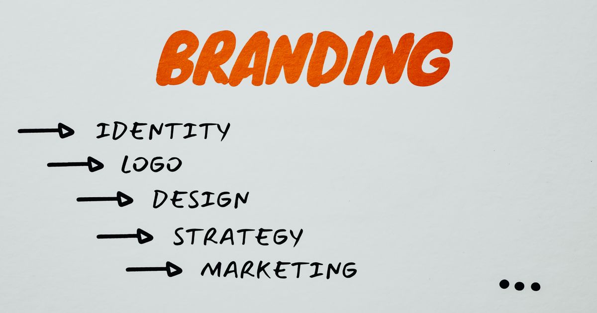 Designer criando logotipo profissional